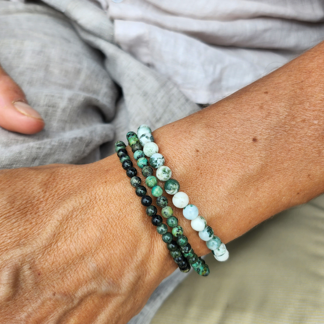 Bracelet Agate dendritique porté par une femme