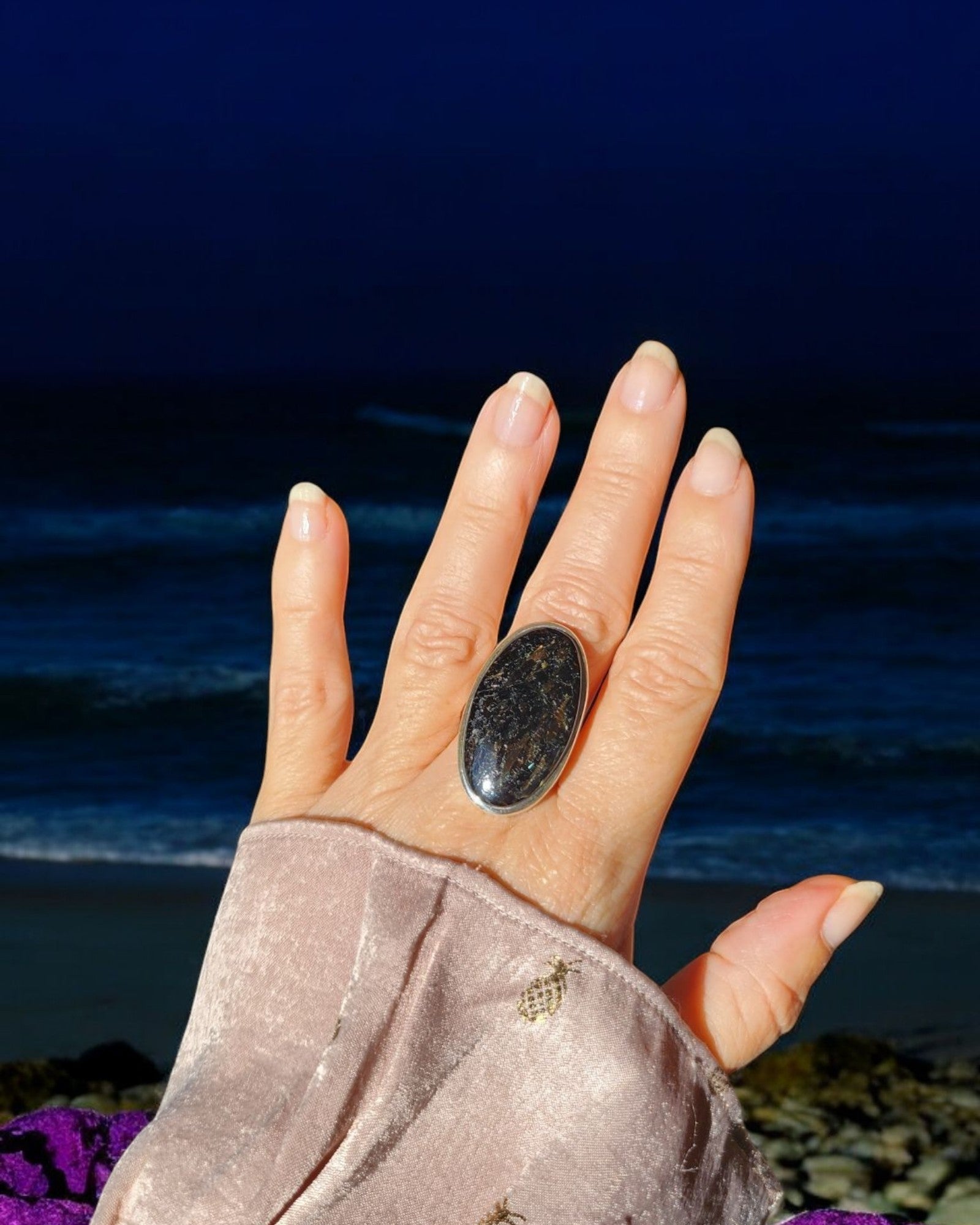 Bague Nuummite