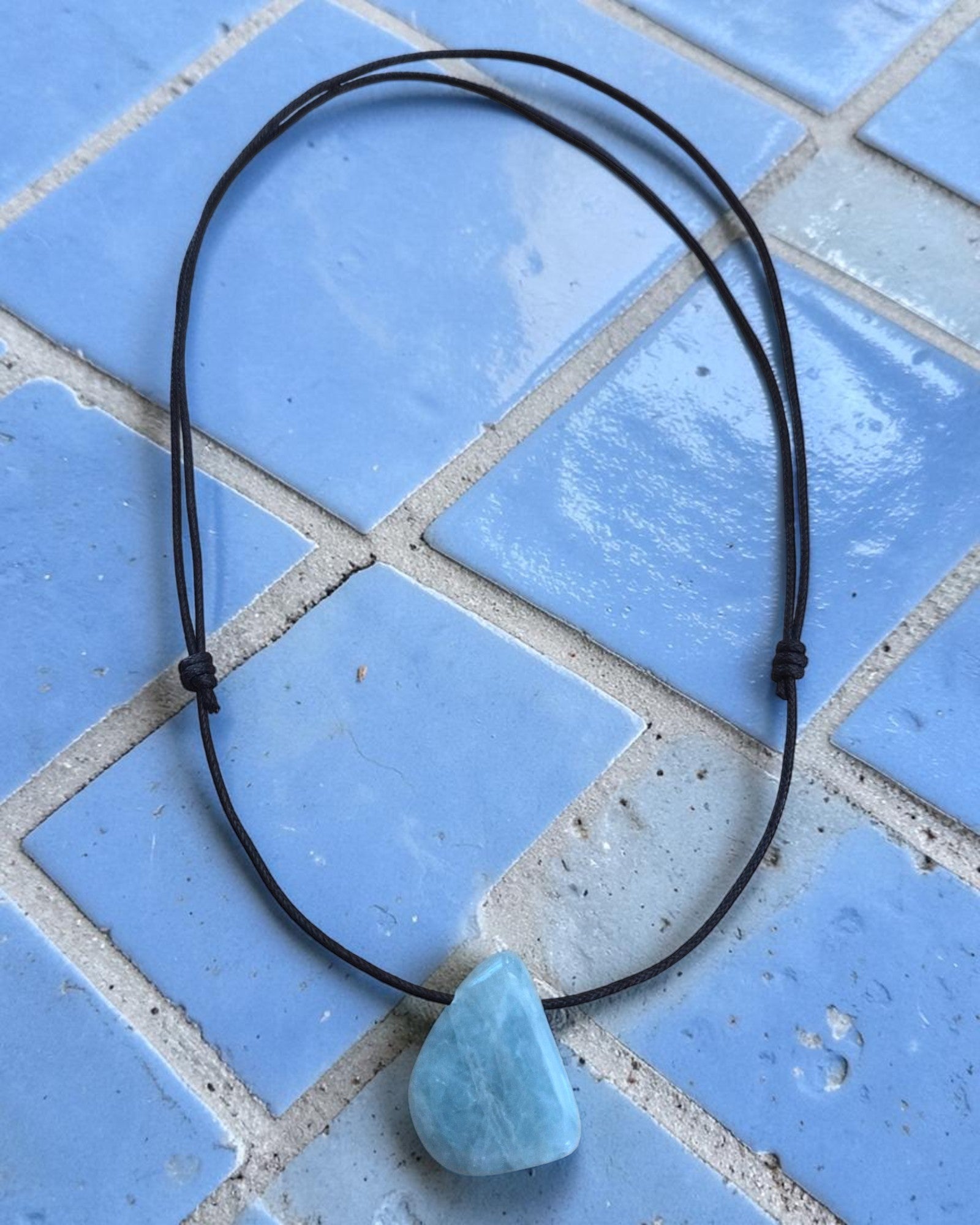 Collier Homme en Aigue-Marine – Pendentif Pierre Percée Communication et Sérénité