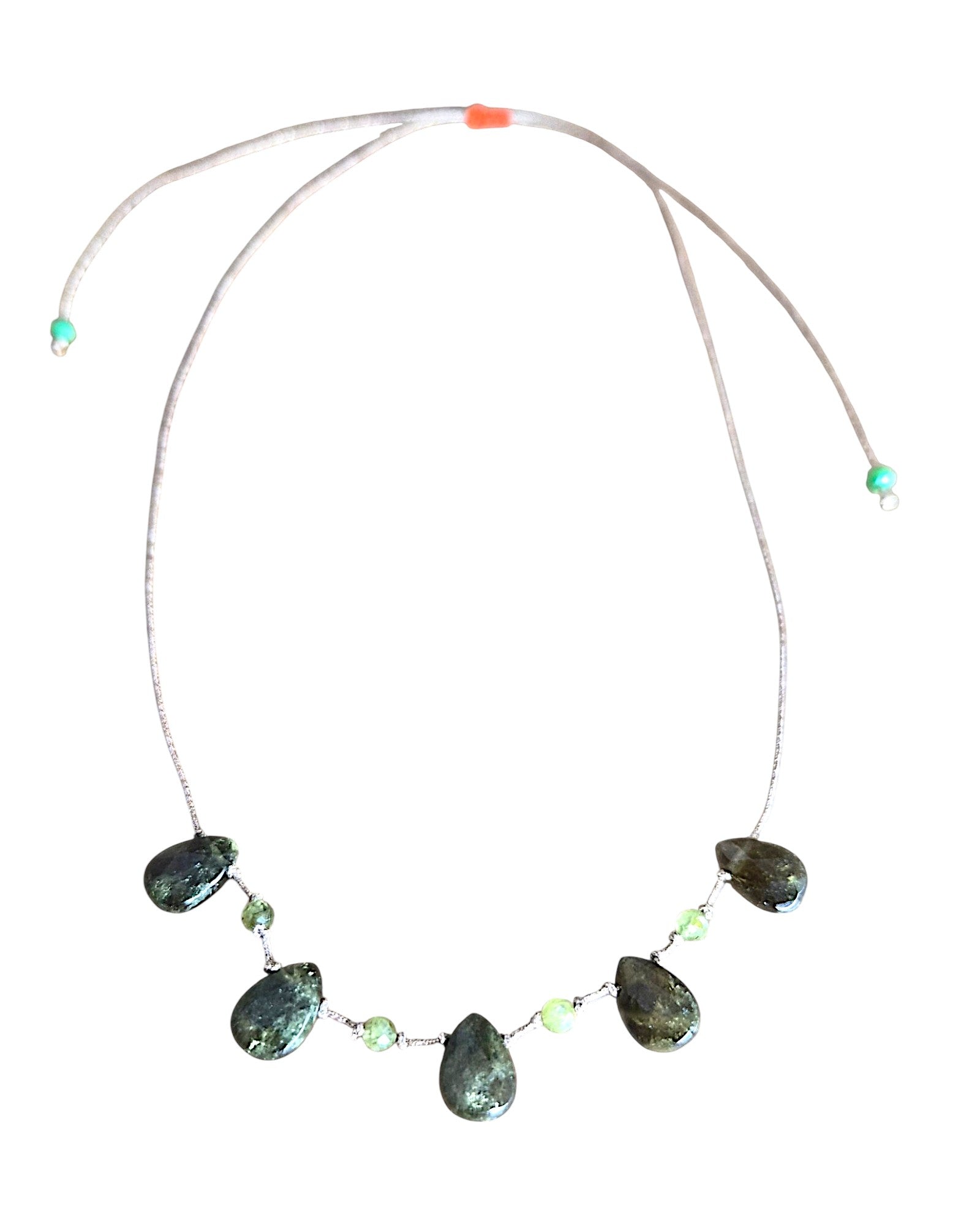 Collier Gaïa vert – Goutte de Grenat vert et perles de Péridot