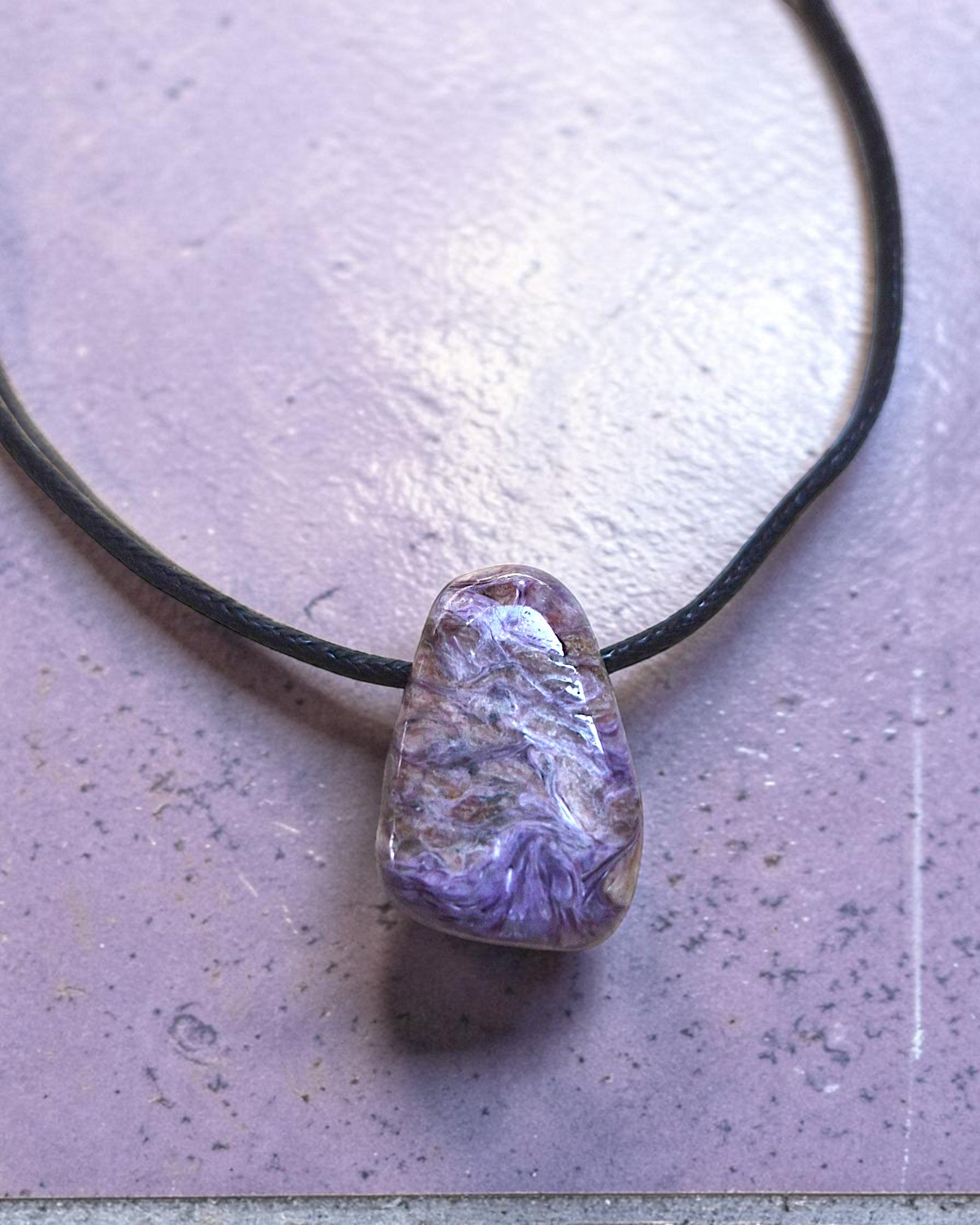 Collier Homme en Charoïte – Pendentif Pierre Percée Transformation et Force Intérieure