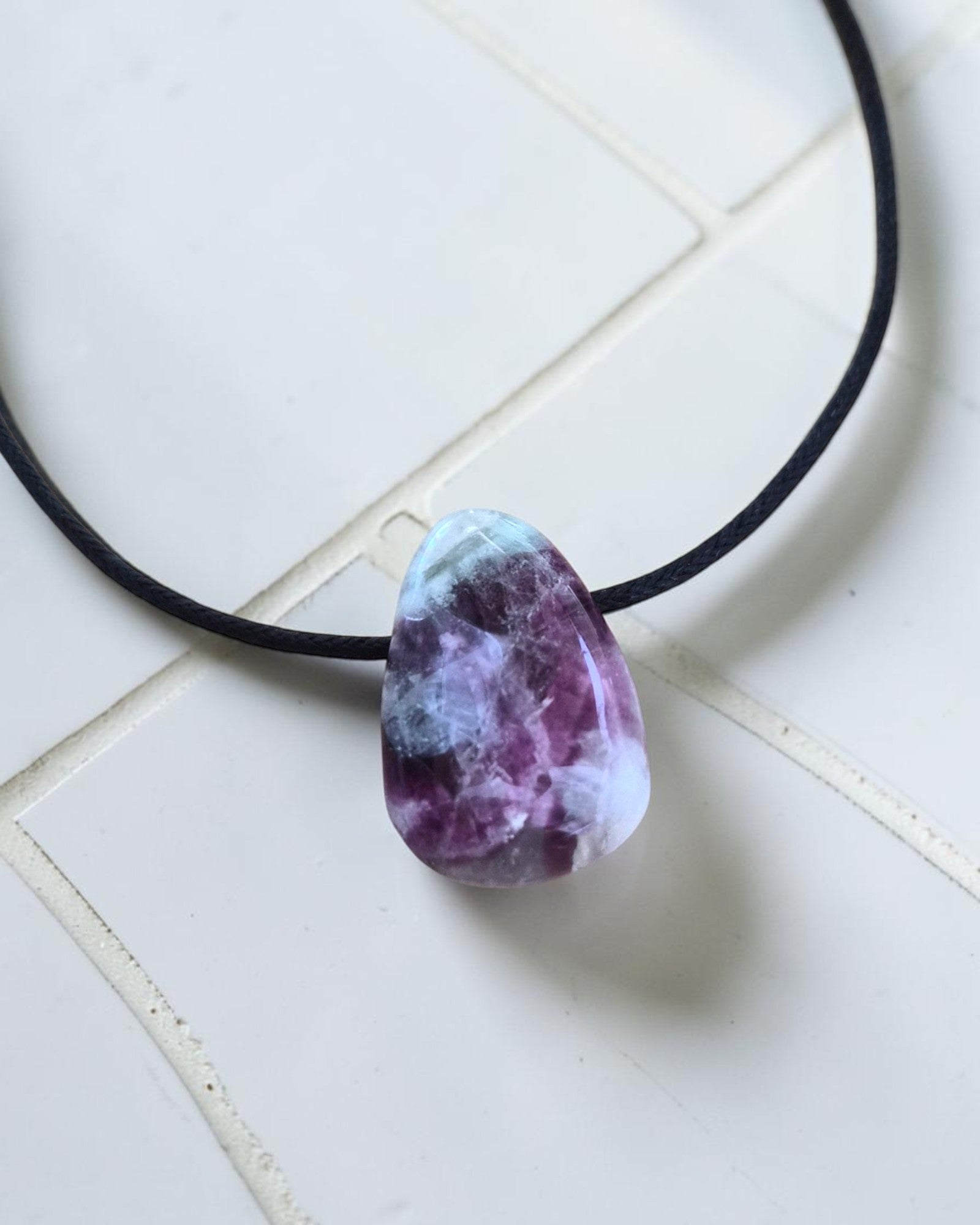 Collier Homme en Fluorite – Pendentif Pierre Percée Concentration et Structure Mentale