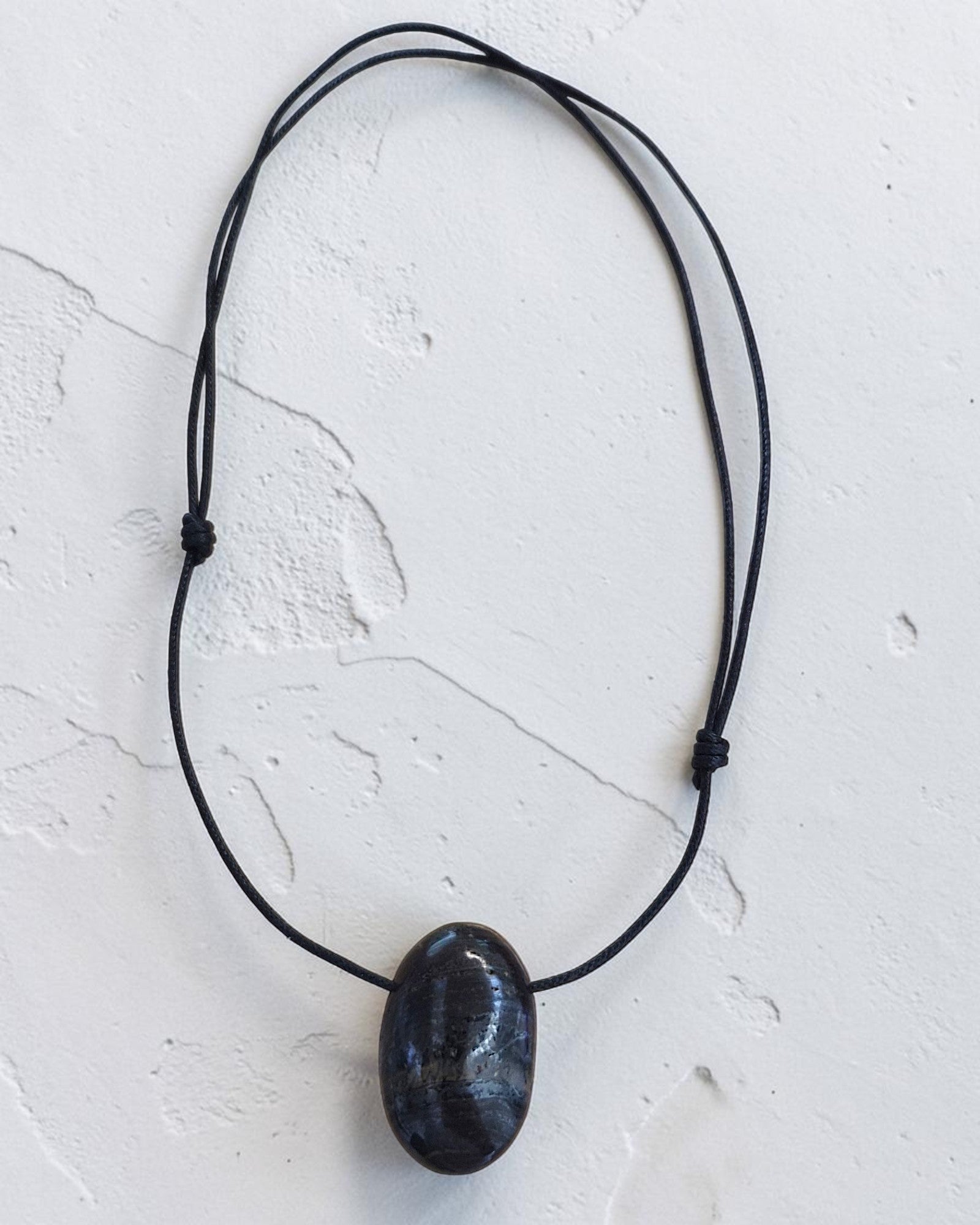 Collier Mixte en Œil de Fer – Pendentif Pierre Percée Force, Vitalité et Protection
