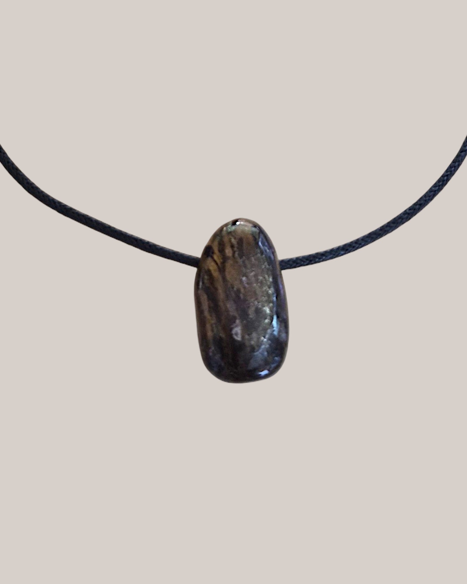 Collier Homme en Bronzite – Pendentif Pierre Percée de Sérénité et de Décision