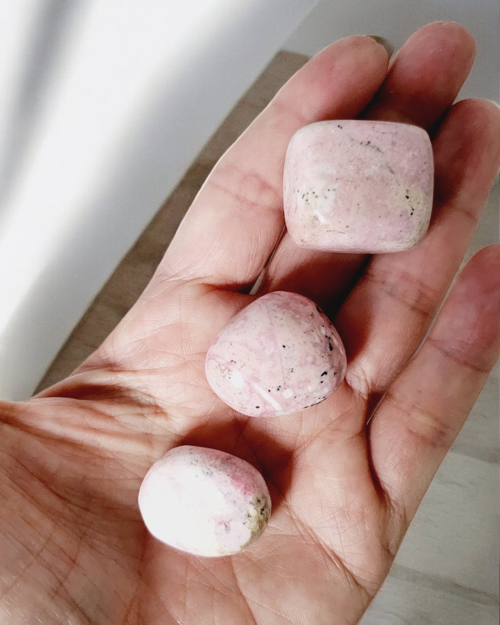 Pierre roulée de Rhodonite