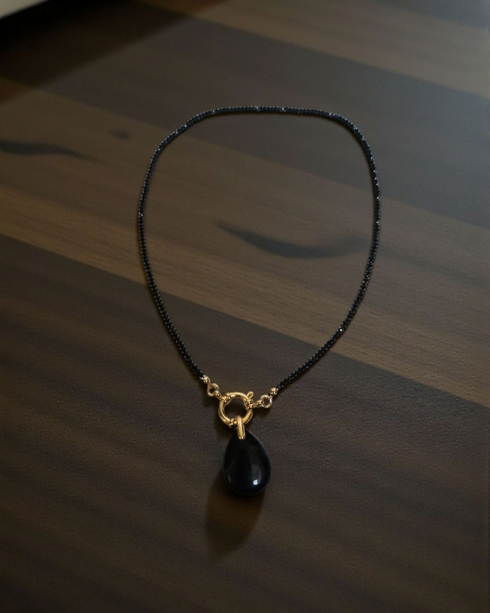 Collier Éclats de Cailloux – 20 pierres naturelles ★ version fermoir bouée