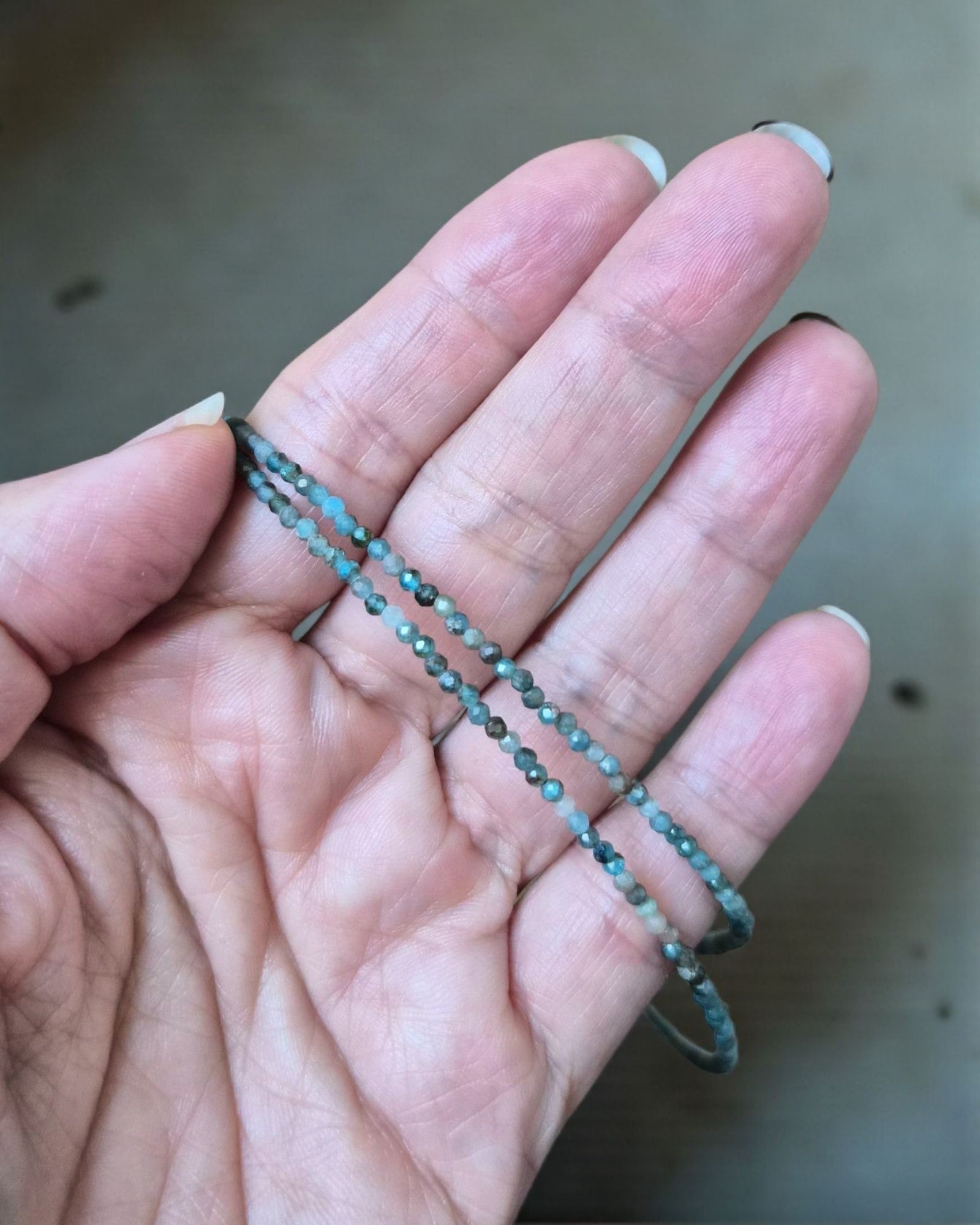 Collier Éclats de Cailloux – 20 pierres naturelles ★ version fermoir bouée