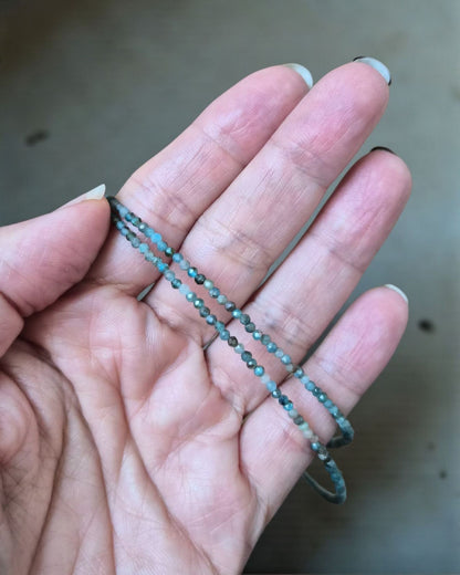 Collier Éclats de Cailloux – 20 pierres naturelles ★ version fermoir bouée