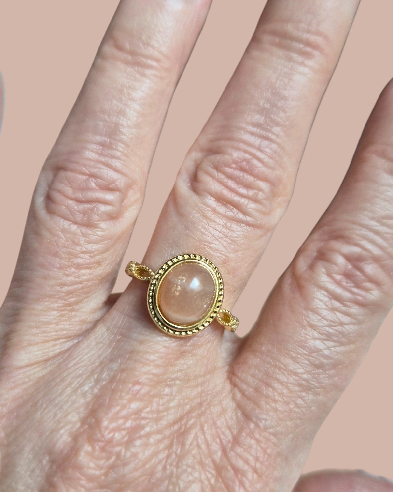 Bague Éclat Ovale dorée réglable en pierre naturelle (7 pierres différentes)