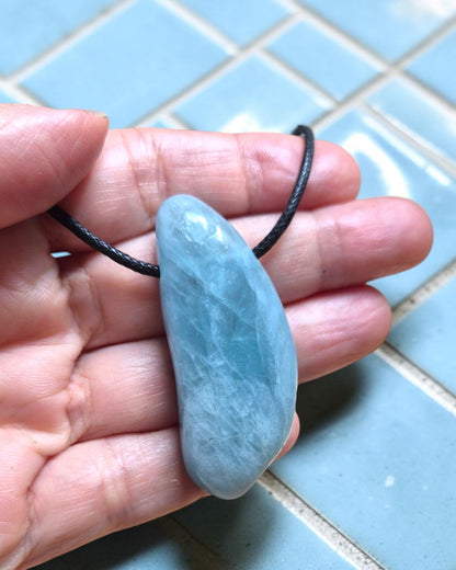 Collier Homme en Aigue-Marine – Pendentif Pierre Percée Communication et Sérénité