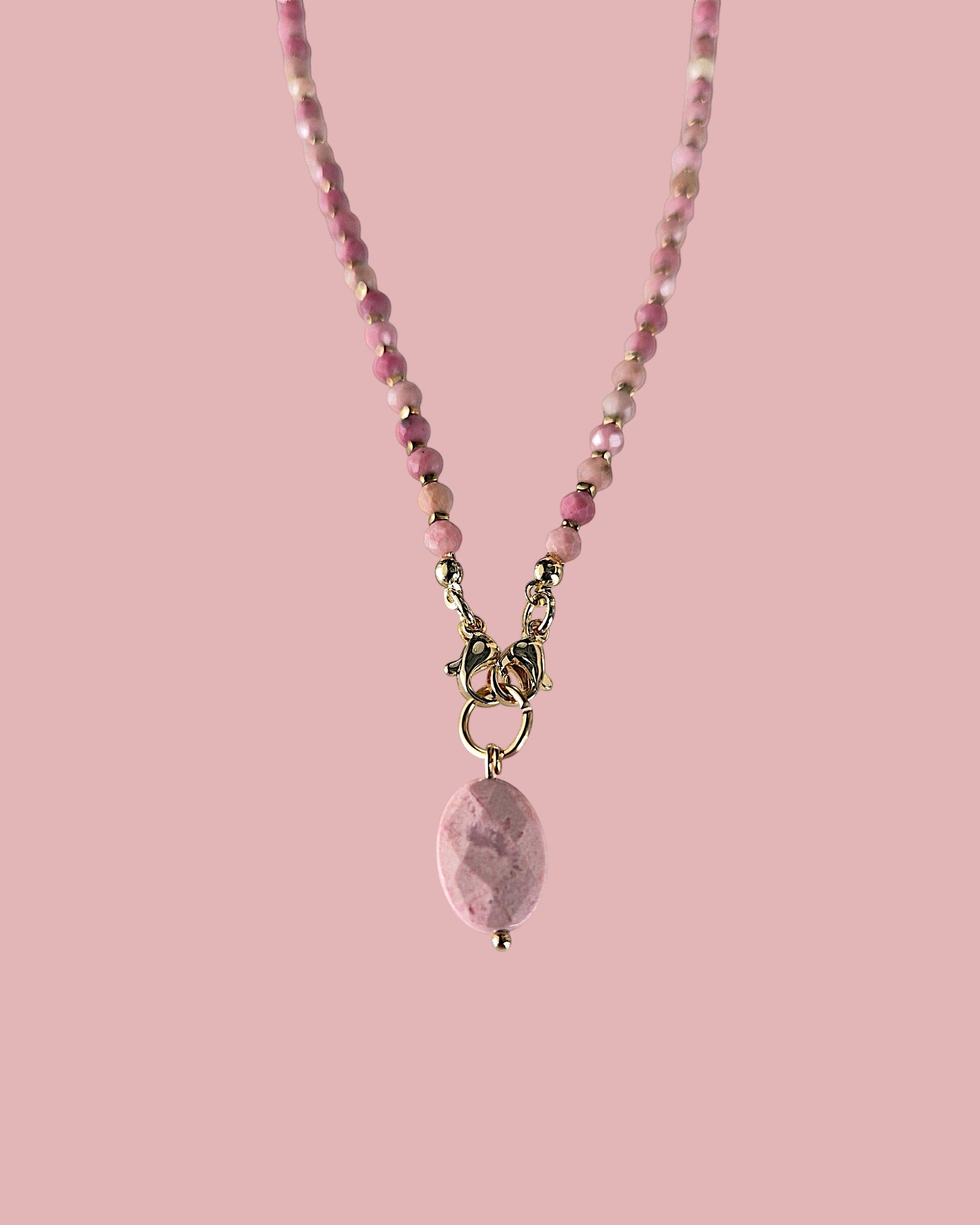 Pendentif Céleste : La Touche Modulable en Pierres Naturelles