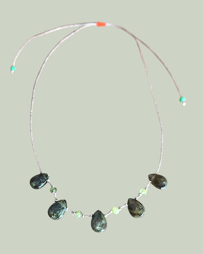 Collier Gaïa vert – Goutte de Grenat vert et perles de Péridot
