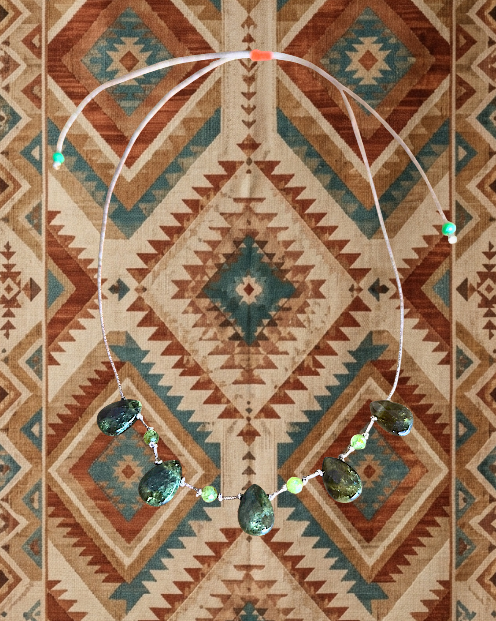 Collier Gaïa vert – Goutte de Grenat vert et perles de Péridot