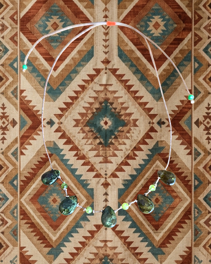 Collier Gaïa vert – Goutte de Grenat vert et perles de Péridot