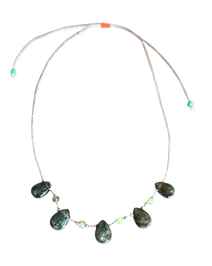Collier Gaïa vert – Goutte de Grenat vert et perles de Péridot