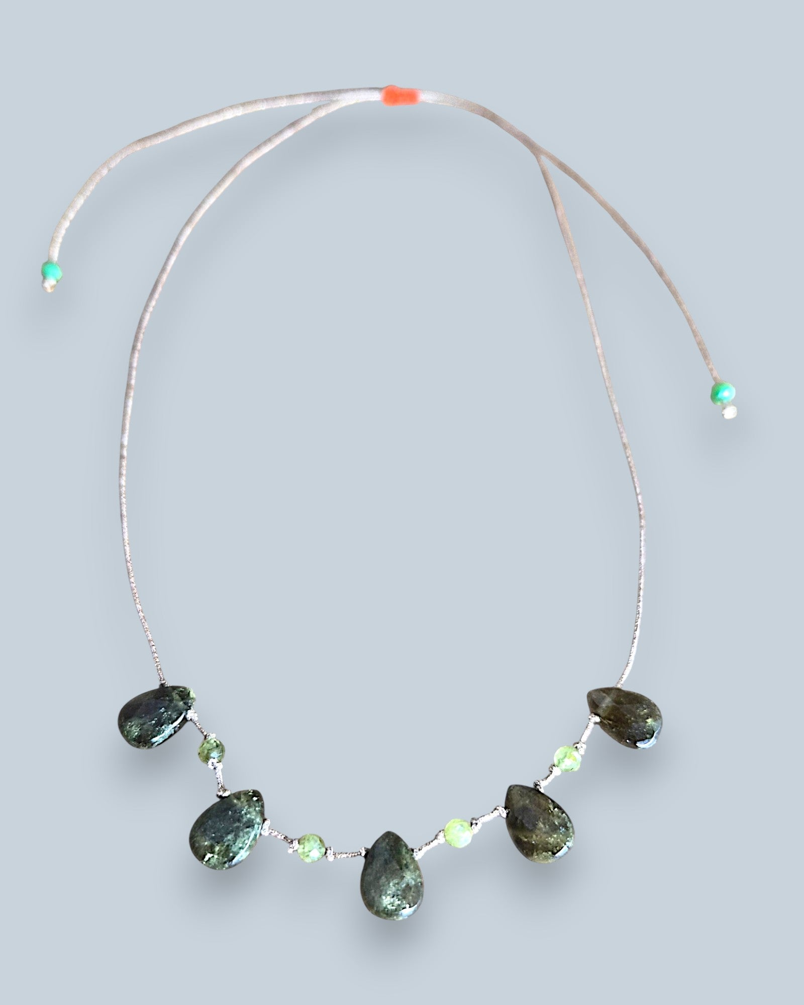 Collier Gaïa vert – Goutte de Grenat vert et perles de Péridot