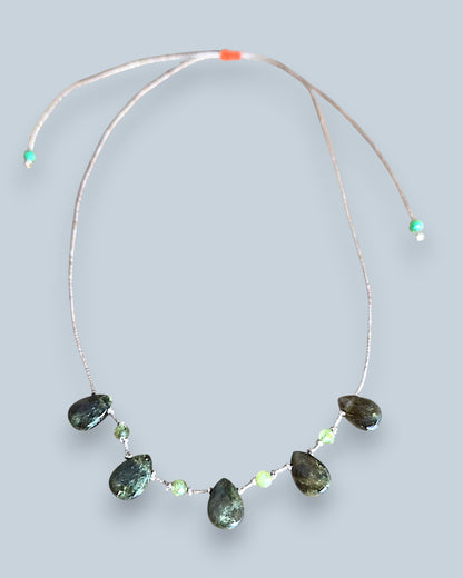 Collier Gaïa vert – Goutte de Grenat vert et perles de Péridot