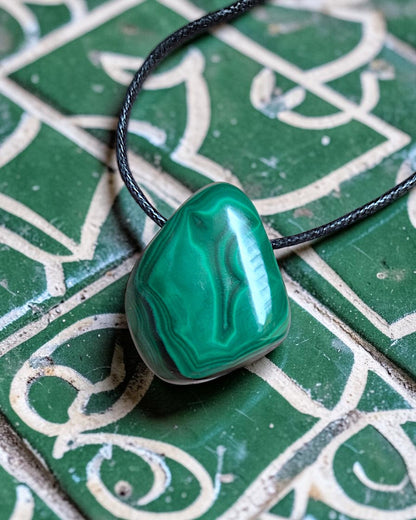 Collier Homme en Véritable Malachite – Pendentif Pierre Percée Protection et Changement