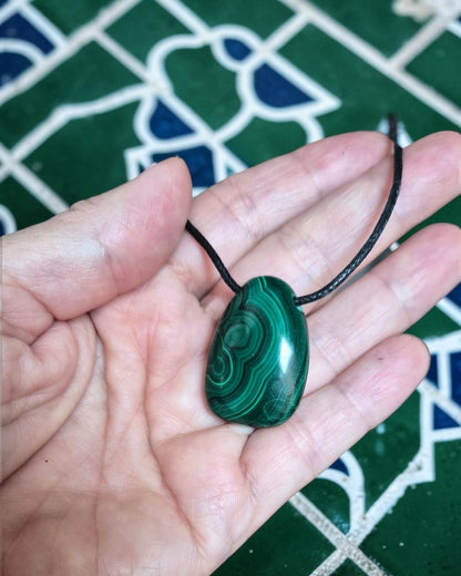 Collier Homme en Véritable Malachite – Pendentif Pierre Percée Protection et Changement