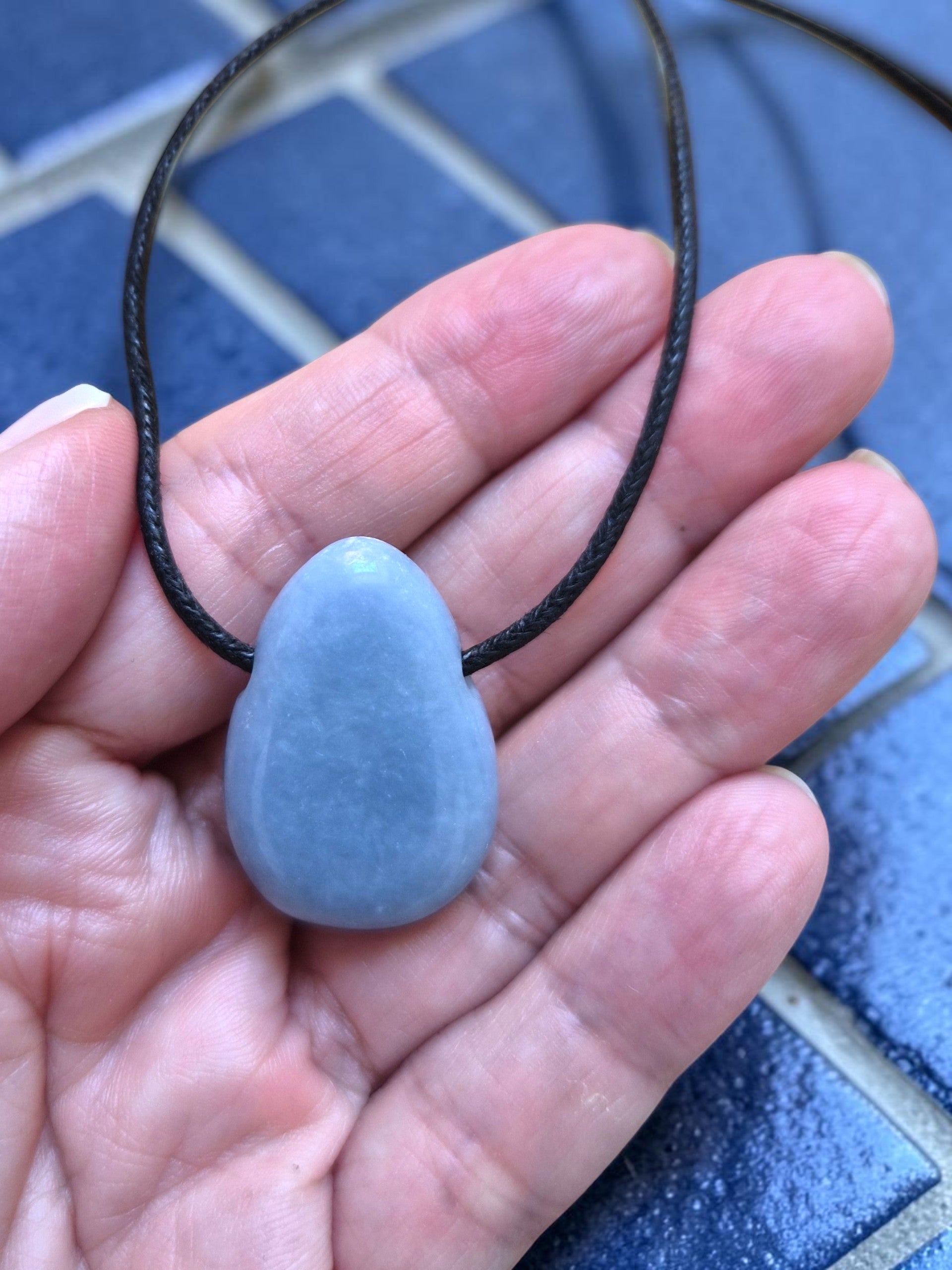 Collier Mixte en Angélite bleu – Pendentif Pierre Percée Paix Intérieure et Connexion Douce