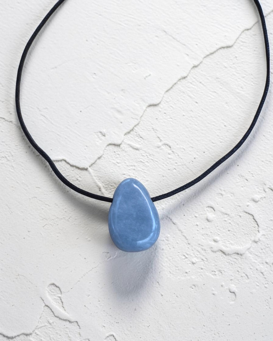 Collier Mixte en Angélite – Pendentif Pierre Percée Paix Intérieure et Connexion Douce