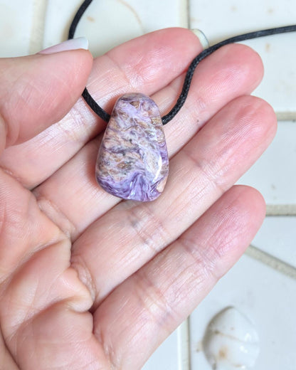 Collier Homme en Charoïte – Pendentif Pierre Percée Transformation et Force Intérieure