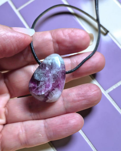 Collier Homme en Fluorite – Pendentif Pierre Percée Concentration et Structure Mentale