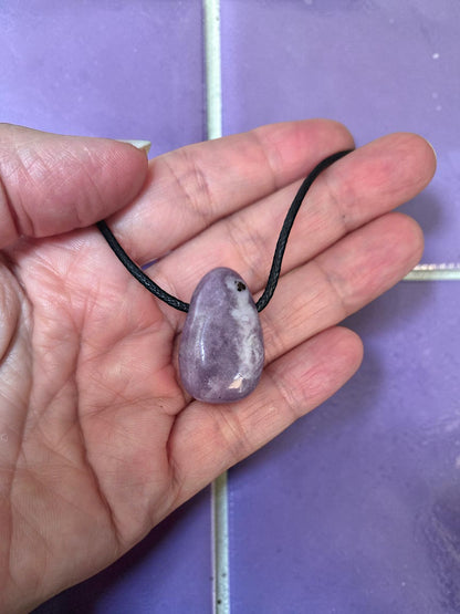 Collier Mixte en Lépidolite – Pendentif Pierre Percée Sérénité et Sommeil Réparateur