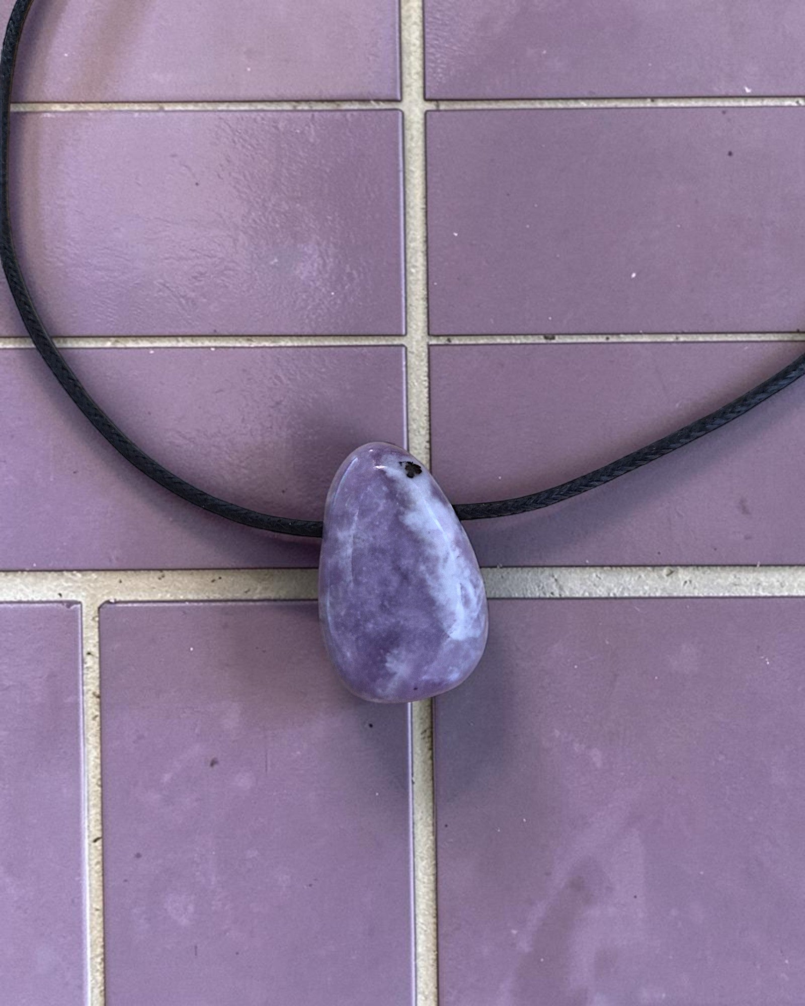 Collier Mixte en Lépidolite – Pendentif Pierre Percée Sérénité et Sommeil Réparateur