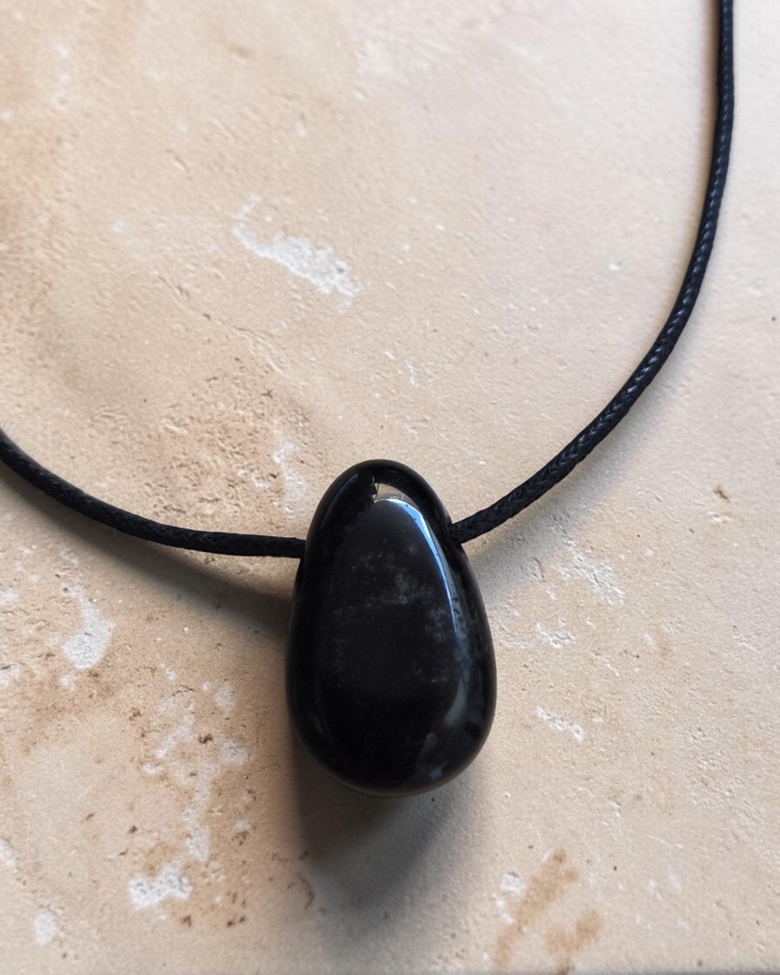 Collier Mixte en Obsidienne – Pendentif Pierre Percée Protection et Vérité