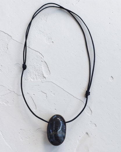 Collier Mixte en Œil de Fer – Pendentif Pierre Percée Force, Vitalité et Protection