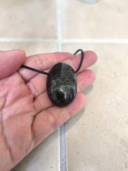 Collier Mixte en Œil de Fer – Pendentif Pierre Percée Force, Vitalité et Protection
