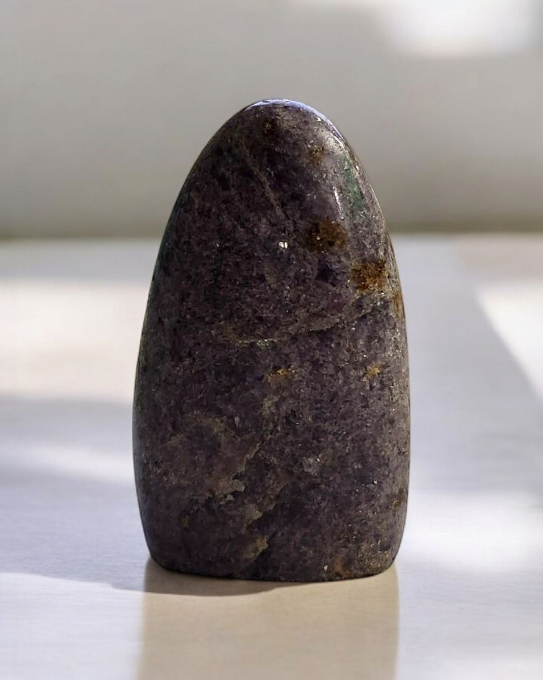 Forme libre en Lépidolite – Apaisement émotionnel, sérénité & lâcher-prise