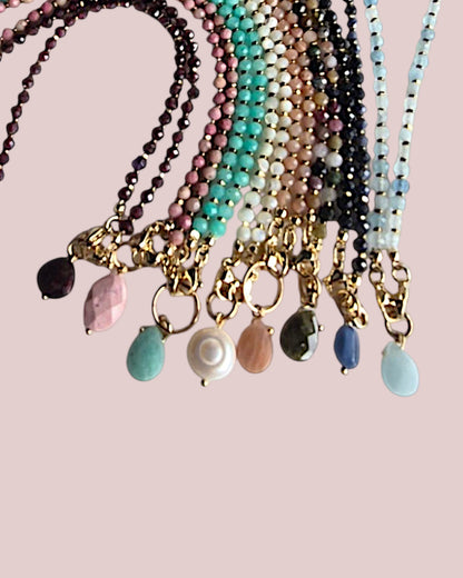 Pendentif Céleste : La Touche Modulable en Pierres Naturelles