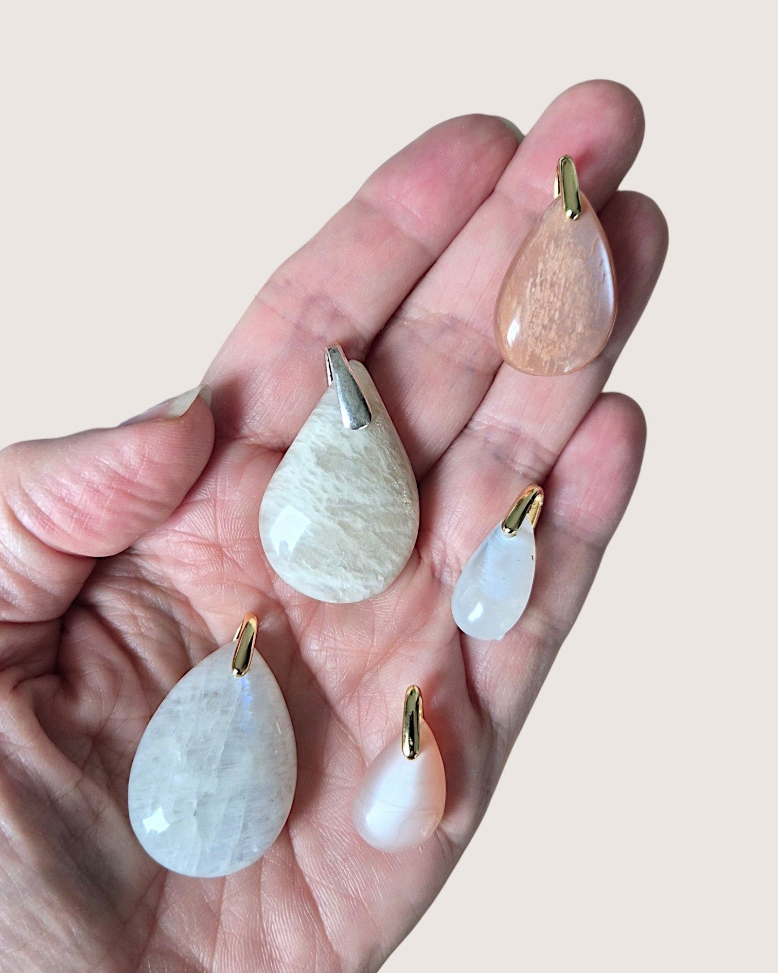 Pendentif en pierre de lune blanche, rosée ou orangée