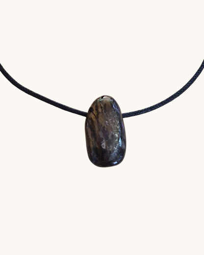 Collier Homme en Bronzite – Pendentif Pierre Percée de Sérénité et de Décision