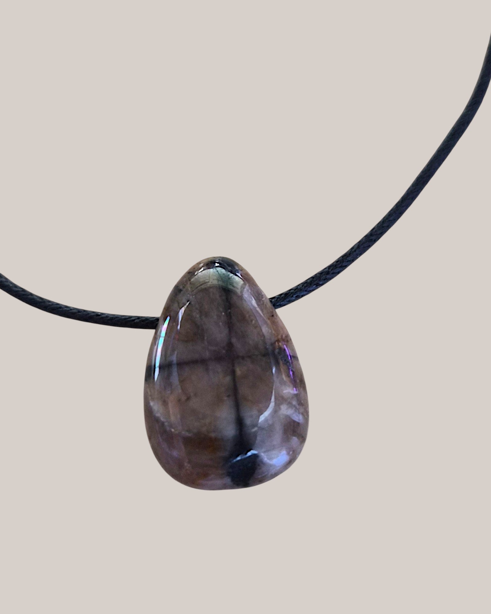 Collier Homme en Chiastolite – Pendentif Pierre Percée à la Croix Naturelle