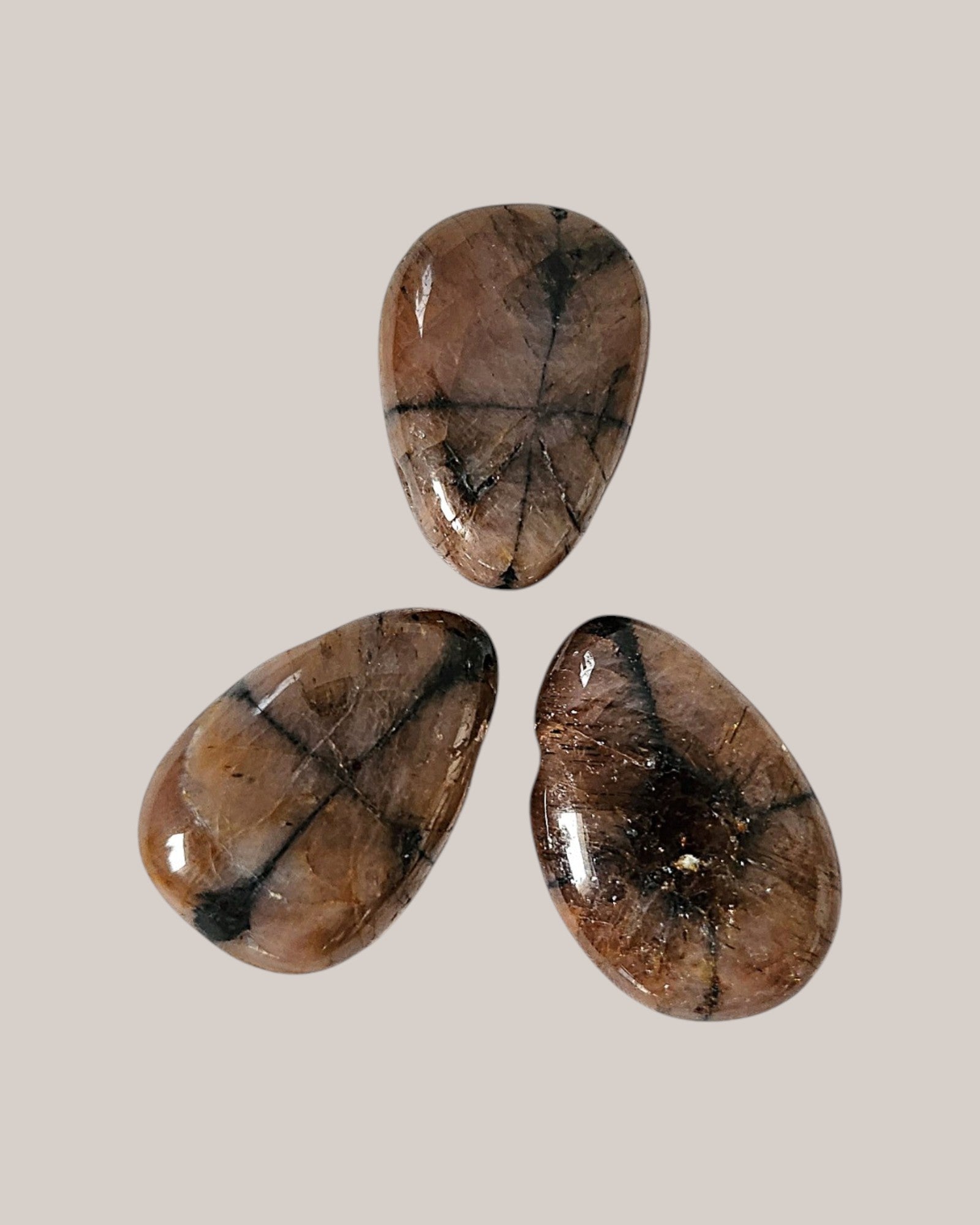 Collier Homme en Chiastolite – Pendentif Pierre Percée à la Croix Naturelle