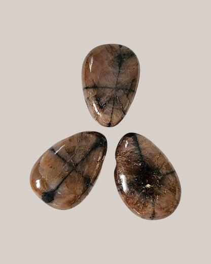 Collier Homme en Chiastolite – Pendentif Pierre Percée à la Croix Naturelle