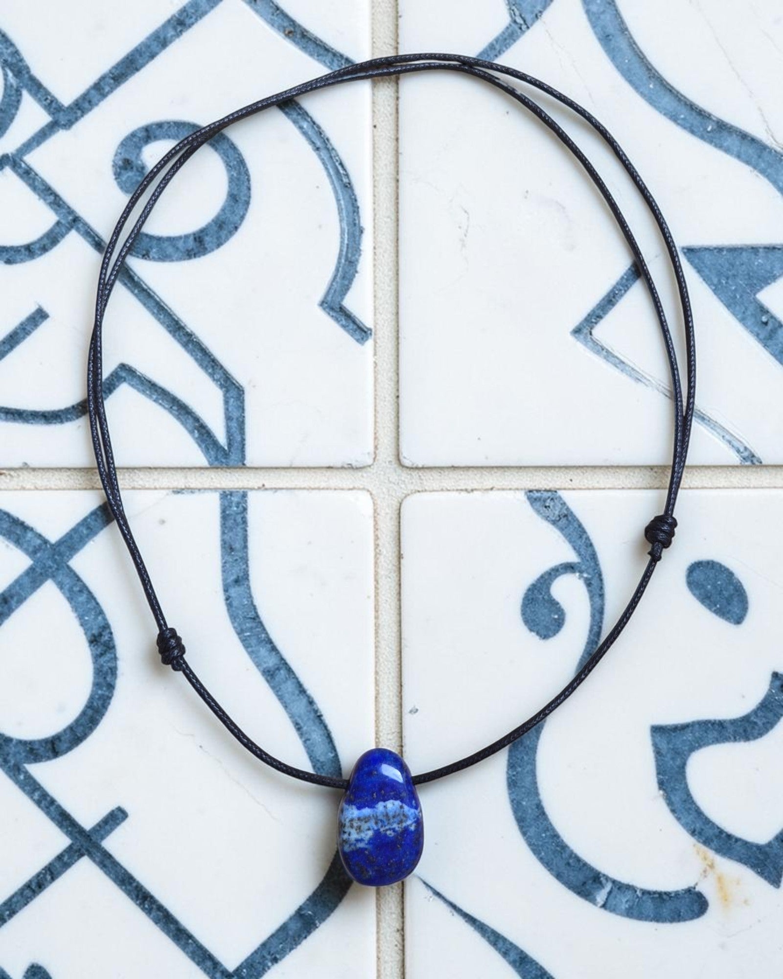 Collier Homme en Lapis Lazuli – Pendentif Pierre Percée Communication et Clarté Mentale