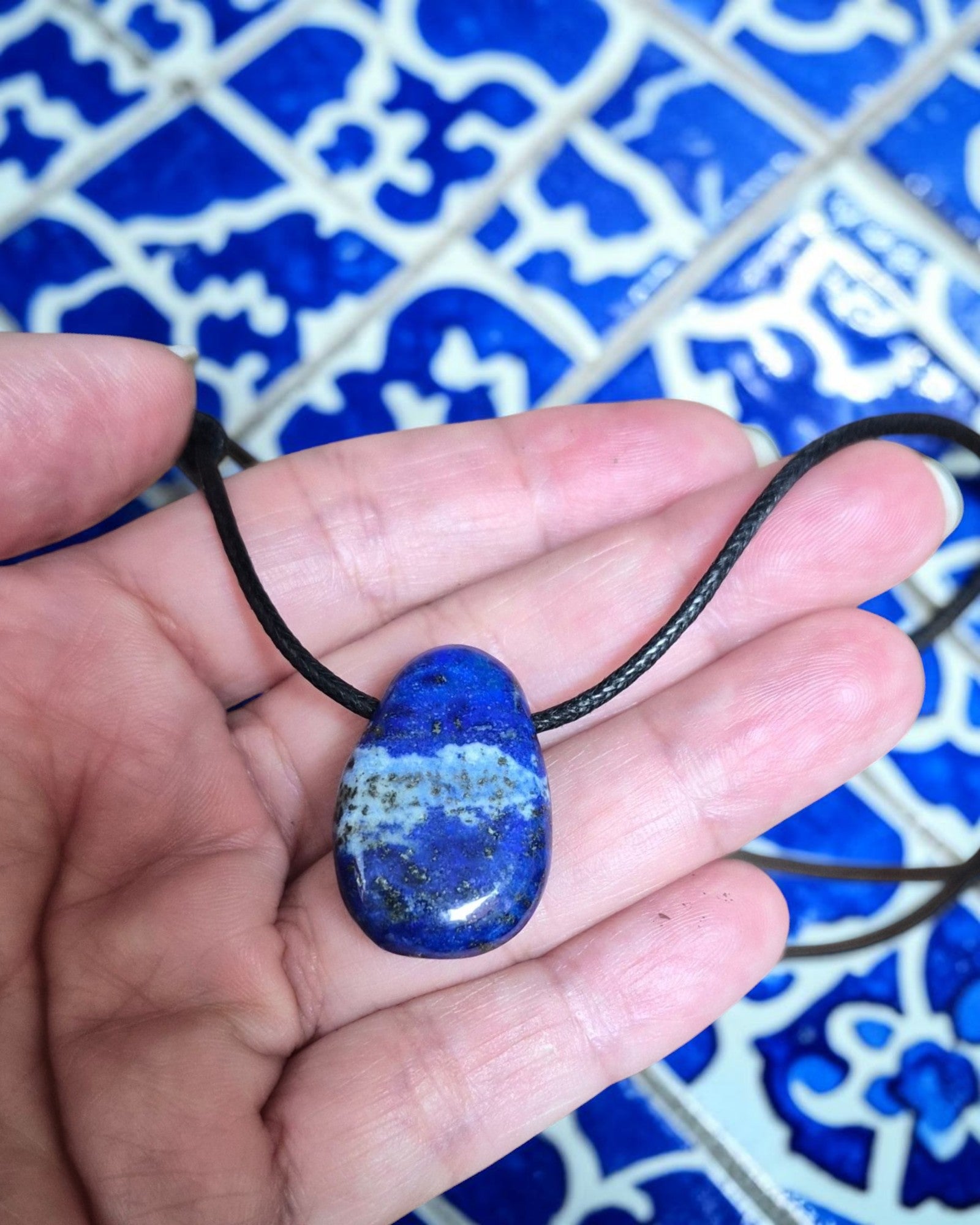Collier Homme en Lapis Lazuli – Pendentif Pierre Percée Communication et Clarté Mentale