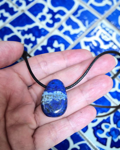 Collier Homme en Lapis Lazuli – Pendentif Pierre Percée Communication et Clarté Mentale