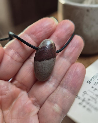 Collier Homme Shiva Lingam – Pendentif Pierre Percée Vitalité et Ancrage