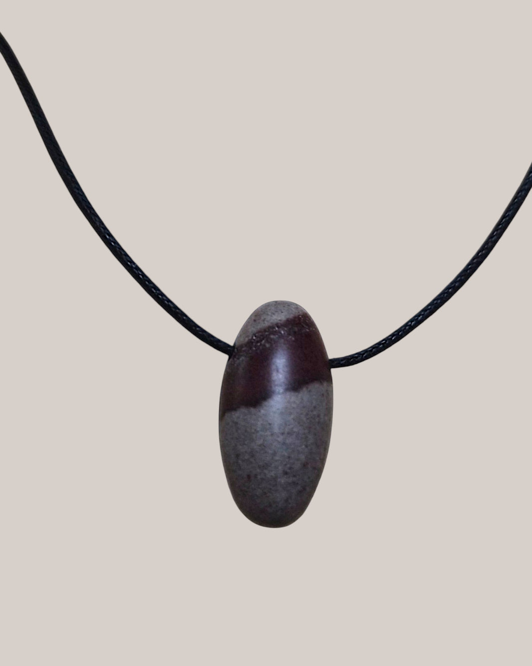 Collier Homme Shiva Lingam – Pendentif Pierre Percée Vitalité et Ancrage