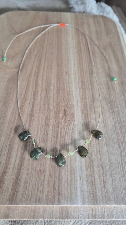Collier Gaïa vert – Goutte de Grenat vert et perles de Péridot