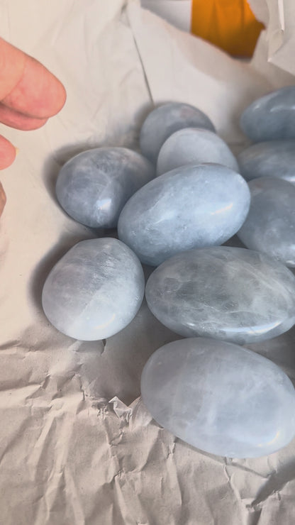 Galet Calcite bleue [Timidité, Expression, Douceur]