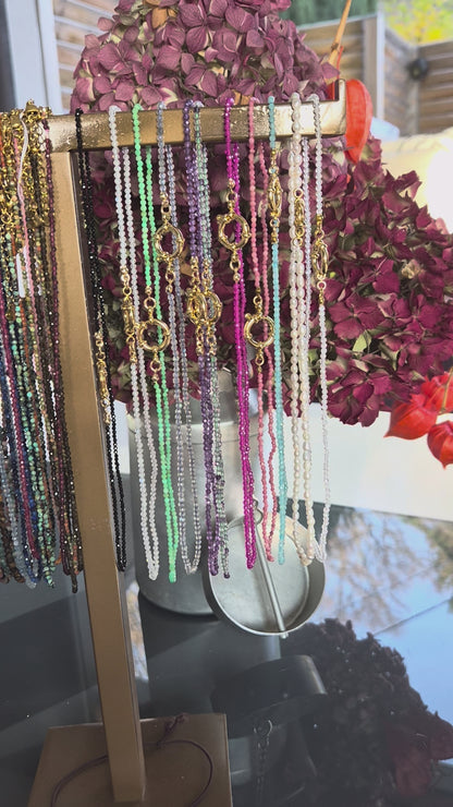 Collier Éclats de Cailloux – 20 pierres naturelles ★ version fermoir bouée