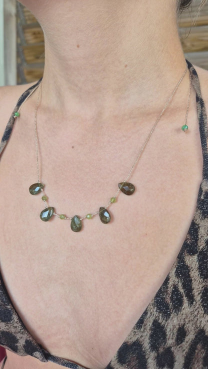 Collier Gaïa vert – Goutte de Grenat vert et perles de Péridot