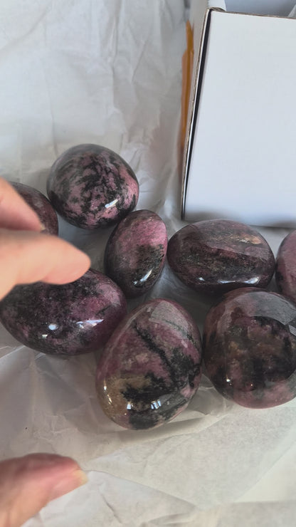 Pierre roulée et galet de Rhodonite
