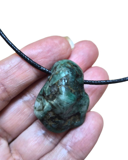 Collier Pierre Percée Émeraude – Pendentif de Magie, d'Intuition et d'Ouverture du Cœur